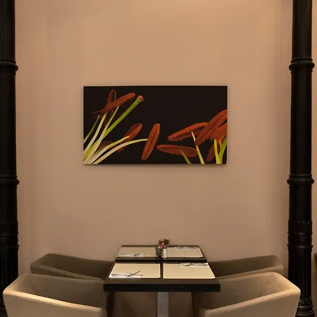 Petit Palace Plaza מלון מאלגה